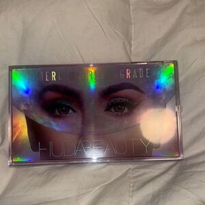 HUDA BEAUTY Holographic Eyeshadow Palette
